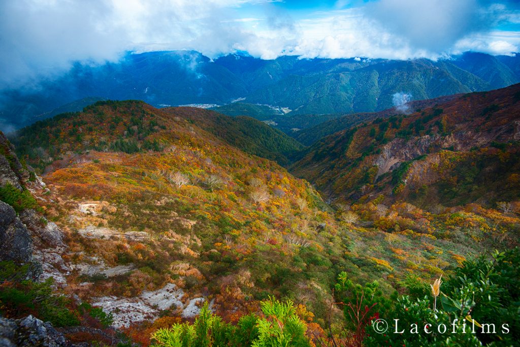 ホワイトロードから紅葉の三方岩岳と白川郷を望む