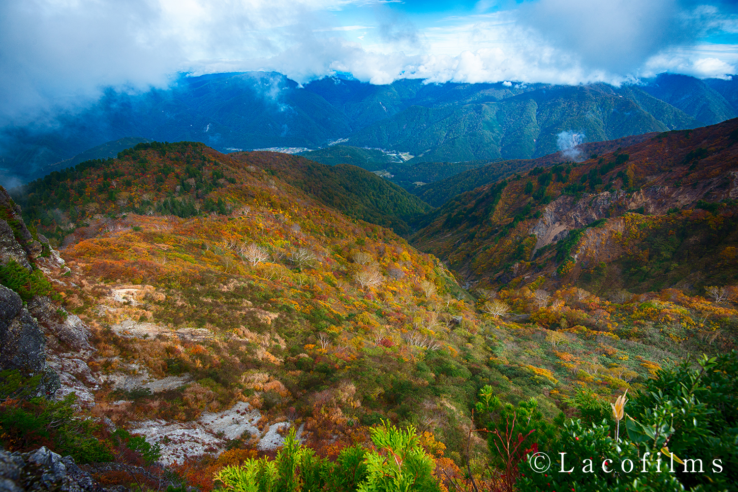 三方岩岳から白川郷を望む紅葉風景